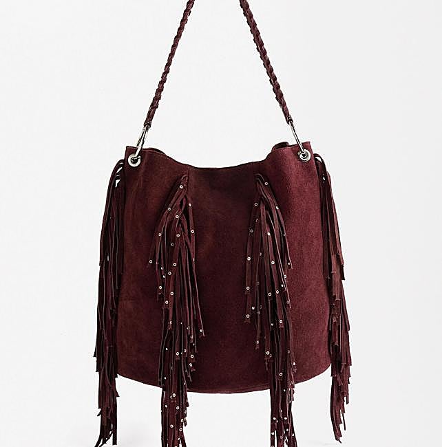 Bolso con detalle de flecos en burdeos de Parfois.