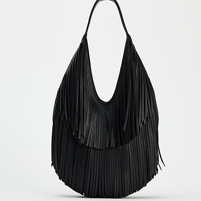 Bolso con detalle de flecos de Zara.