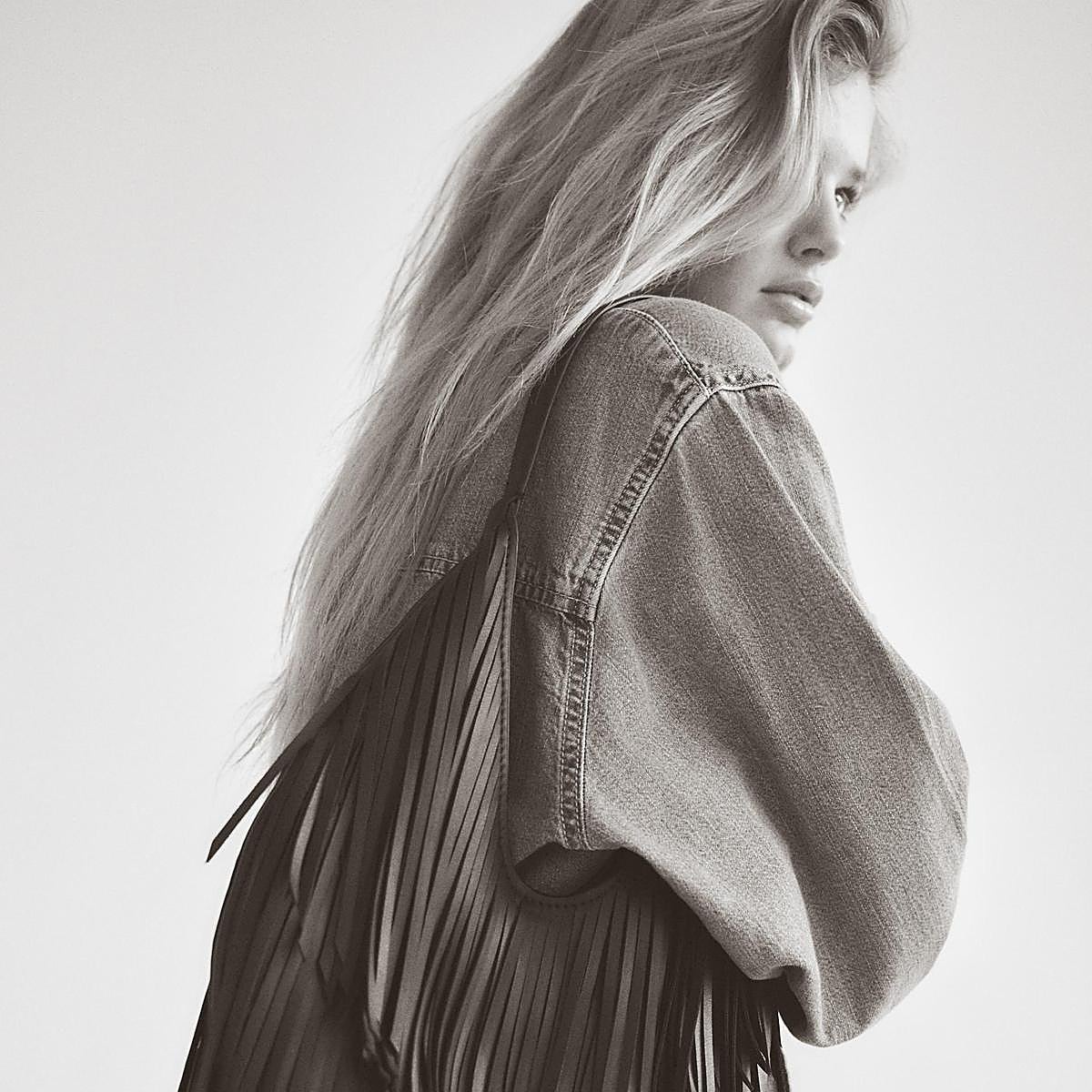 El bolso de flecos viral de Zara.