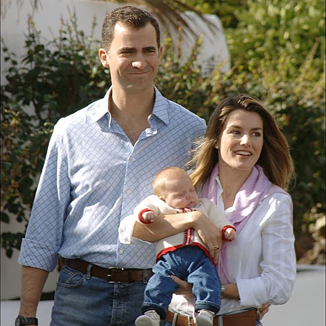 Los actuales reyes Felipe y Letizia, junto a Leonor, en el palacete de Lanzarote, en 2005.