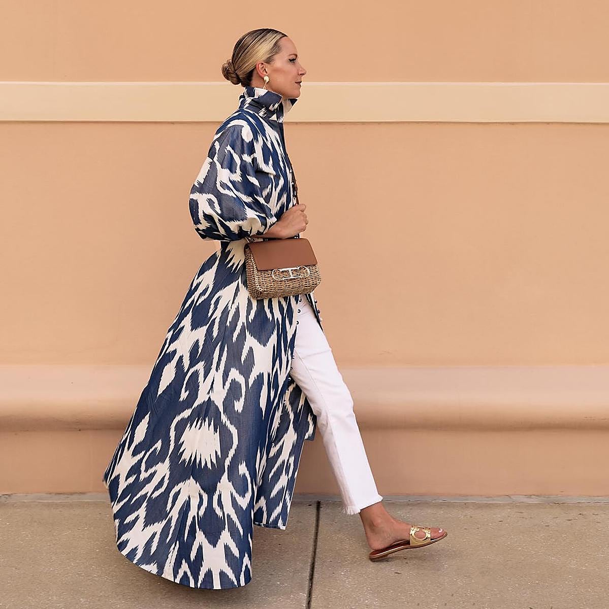 Una influencer con sandalias de pala.