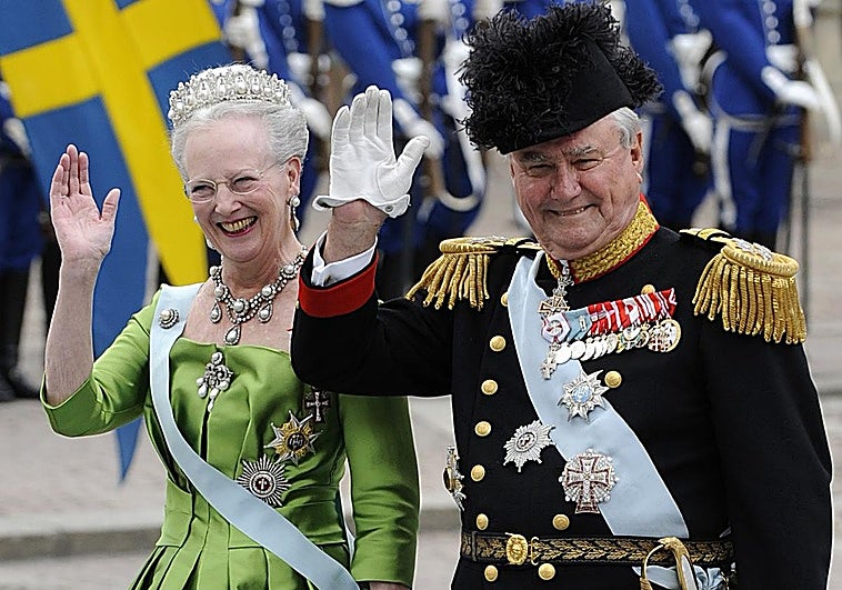 La reina Margarita y el príncipe Henrik en un la boda de Victoria de Suecia.