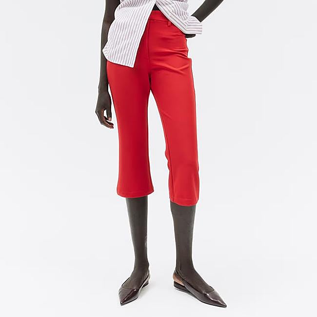Pantalón capri rojo de H&M, 25,99 euros.