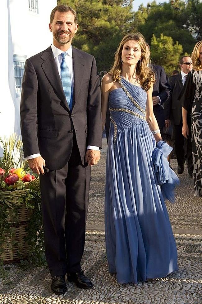 Felipe junto a Letizia, con un vestido azul largo.