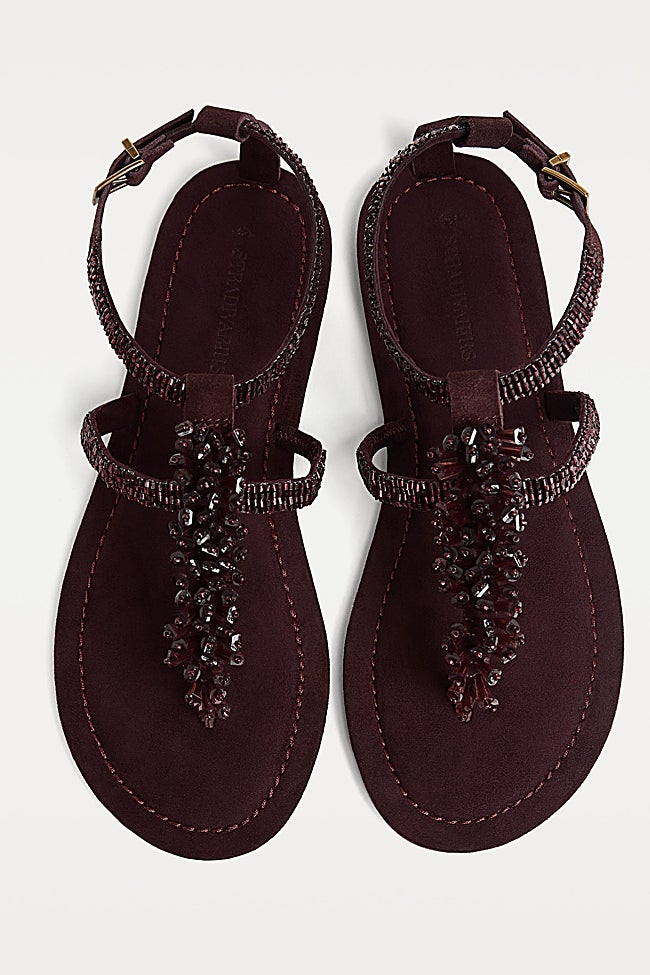 Sandalias planas brillo.