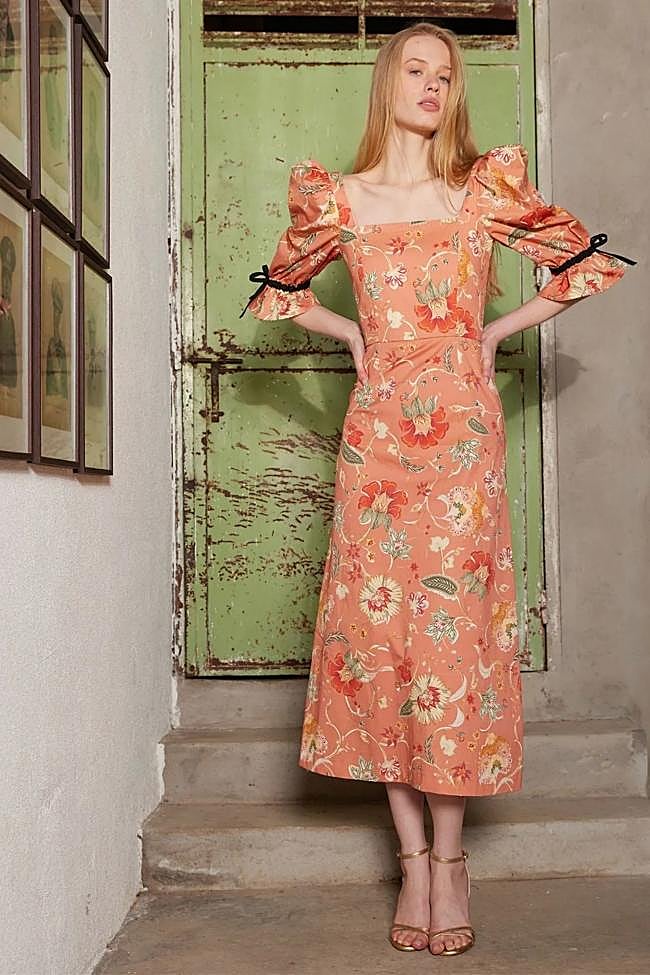 Vestido con estampado floral de The IQ Collection.