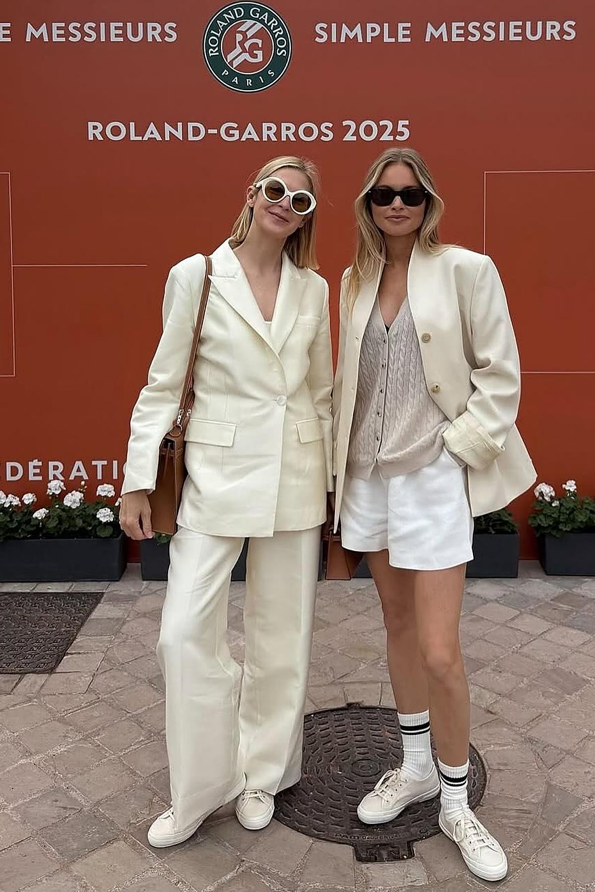 Influencer con zapatillas de lona blancas