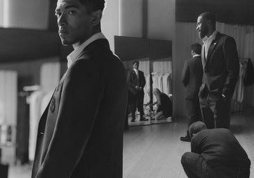 Bellingham posa con traje de Louis Vuitton.