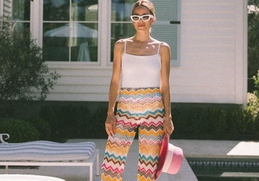 Influencer con pantalones de punto en look de verano