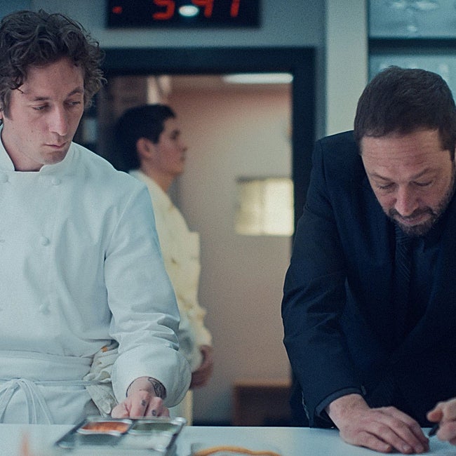 Jeremy Allen White y Ebon Moss-Bachrach en una secuencia de la tercera temporada.