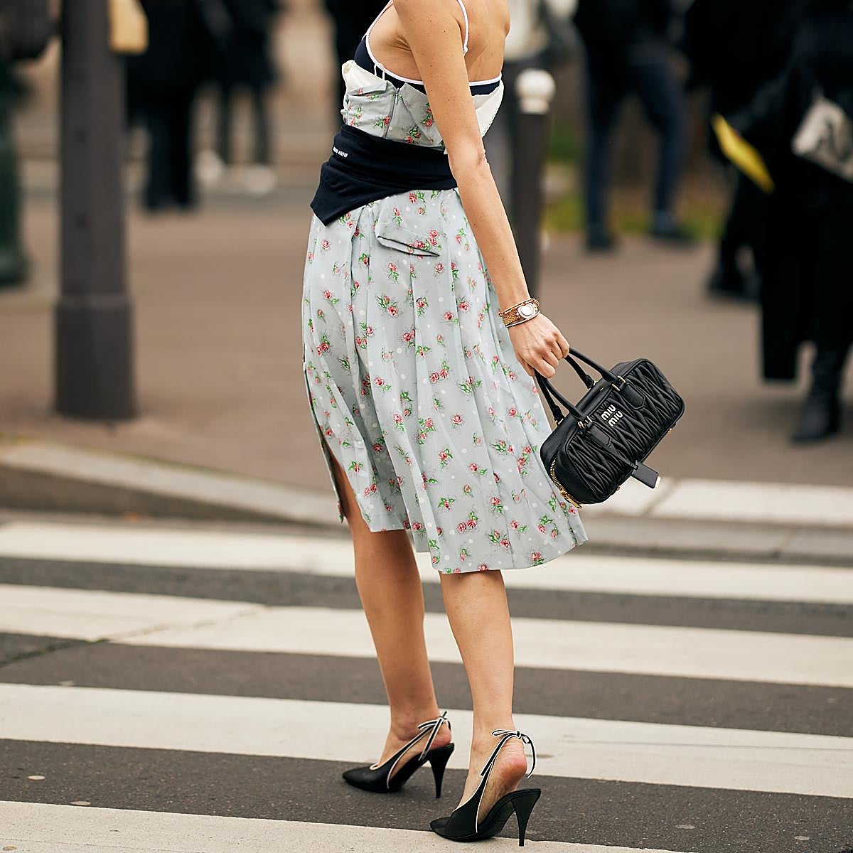 Influencer con vestido favorecedor de verano