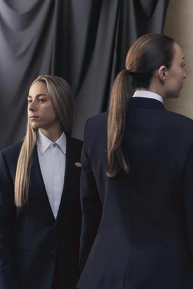 Las jugadoras del Real Madrid, Caroline Weir y Athenea del Castillo, con trajes de Louis Vuitton.
