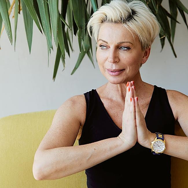 Mujer haciendo ejercicio en casa.