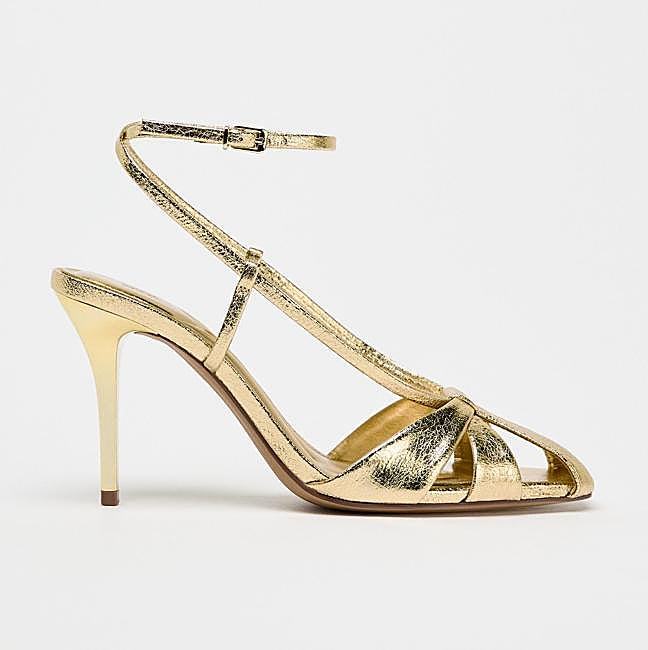 Sandalias doradas de Zara (35,99 euros)
