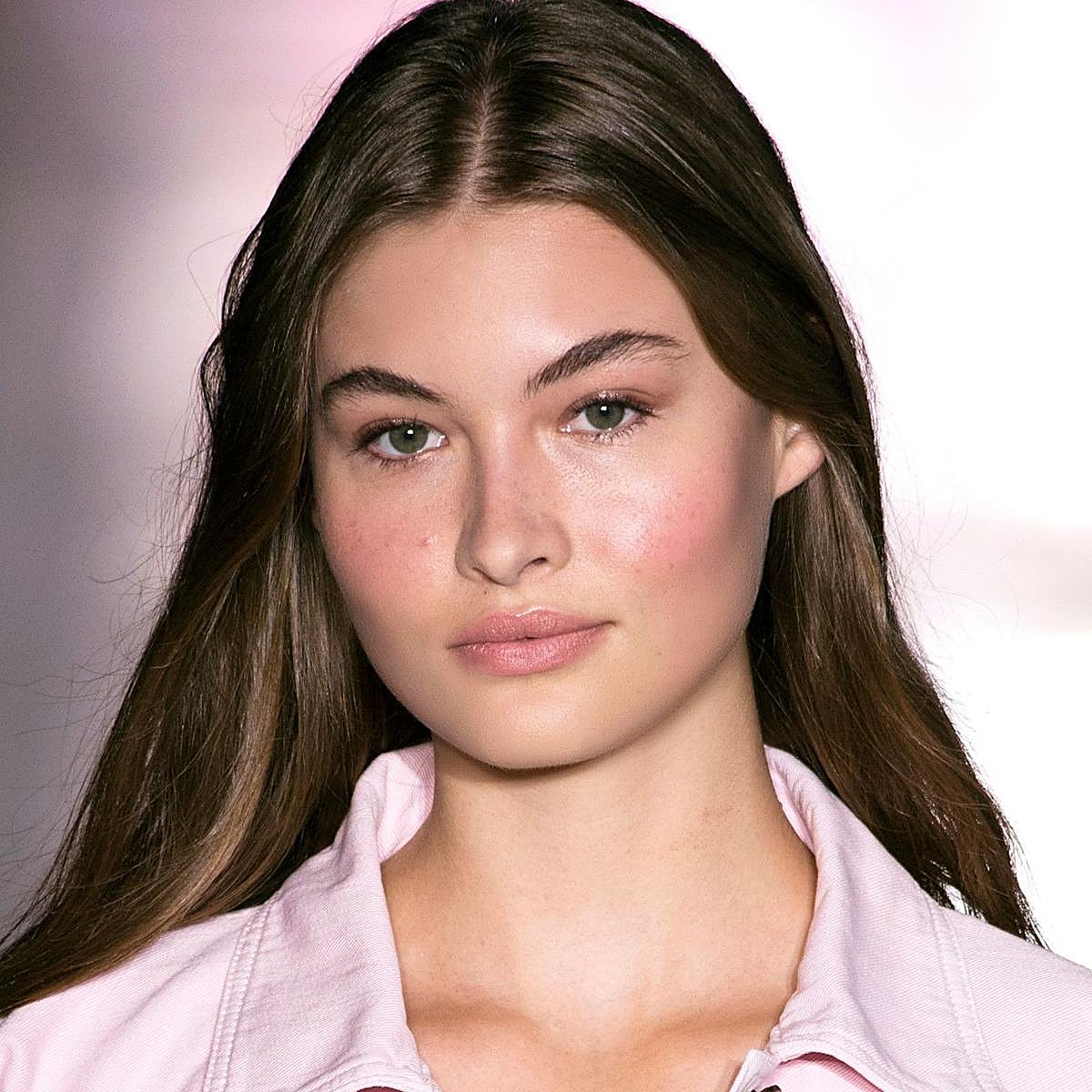 Modelo con colorete favorecedor