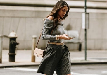 Looks con bermudas, los pantalones cortos favoritos de las más de 50: la guía de estilo que necesitas este verano