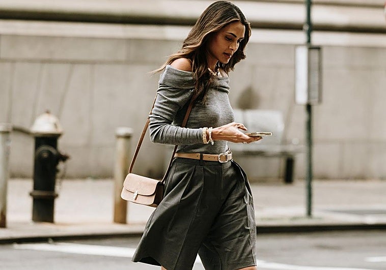 Un look de street style con bermudas.
