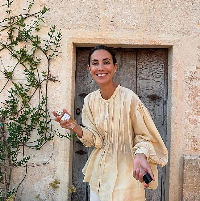 Sassa de Osma con el perfume de Dior.