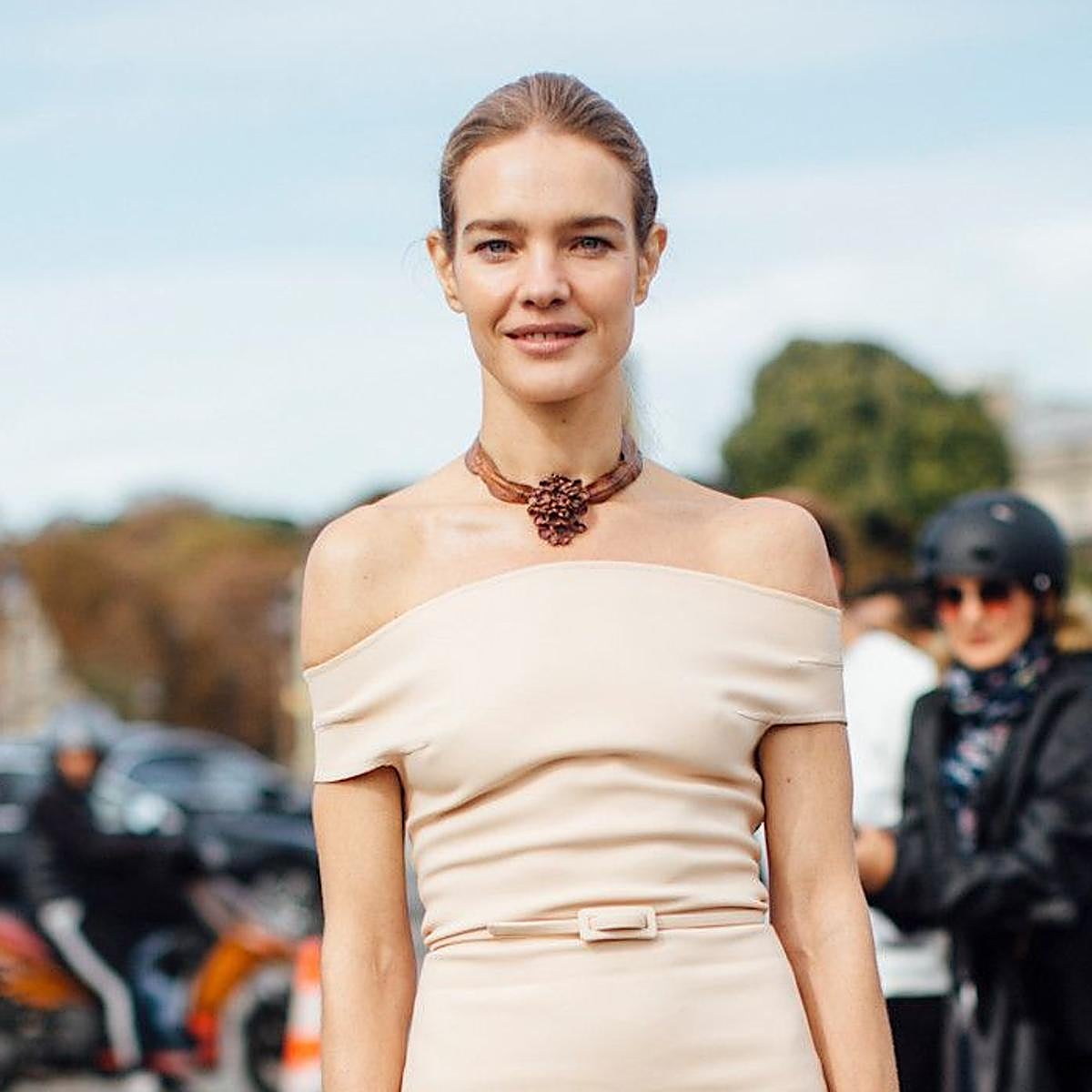 Modelo con piel luminosa a los 40 años