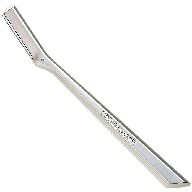 Cuchilla para hacer dermaplaning de Tweezerman Facial Razor 820,95 euros).
