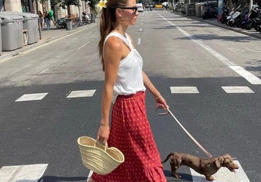 Influencer con falda estampada