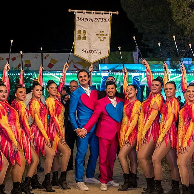 Fede y Borja, con un espectacular grupo de majorettes.