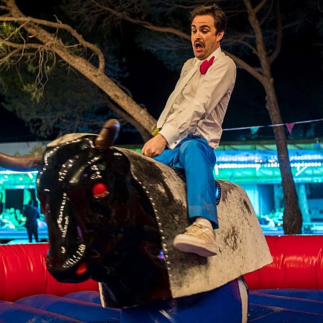 Fede Arias, muy divertido, en el toro mecánico.