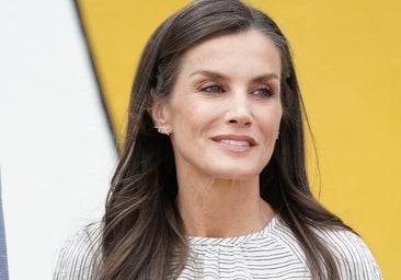 La reina Letizia rescata su blusa romántica favorita en su visita a Burela: su look todoterreno con los zapatos más cómodos