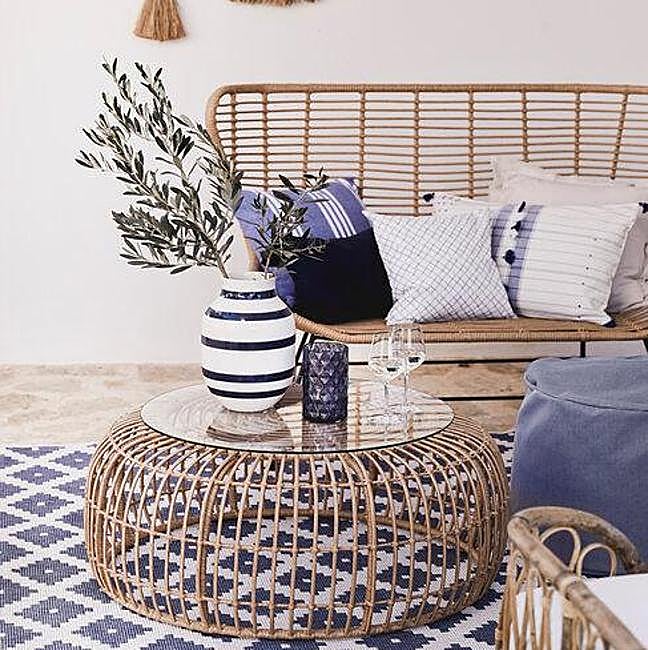 Madera, fibras naturales y estampados en azul y blanco.