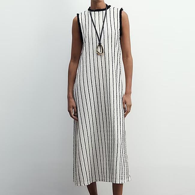 Vestido evasé midi de rayas de Sfera, 25,99 euros.