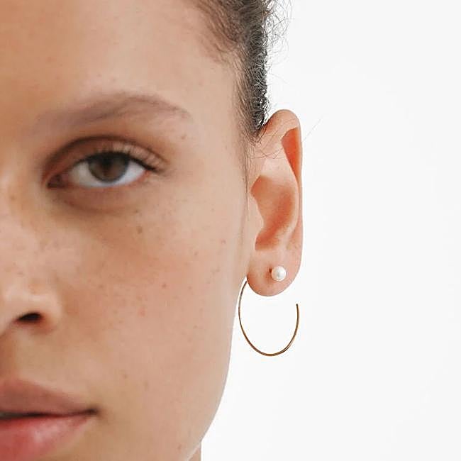 Pendiente de aro con detalle de perlas de Aristocrazy.