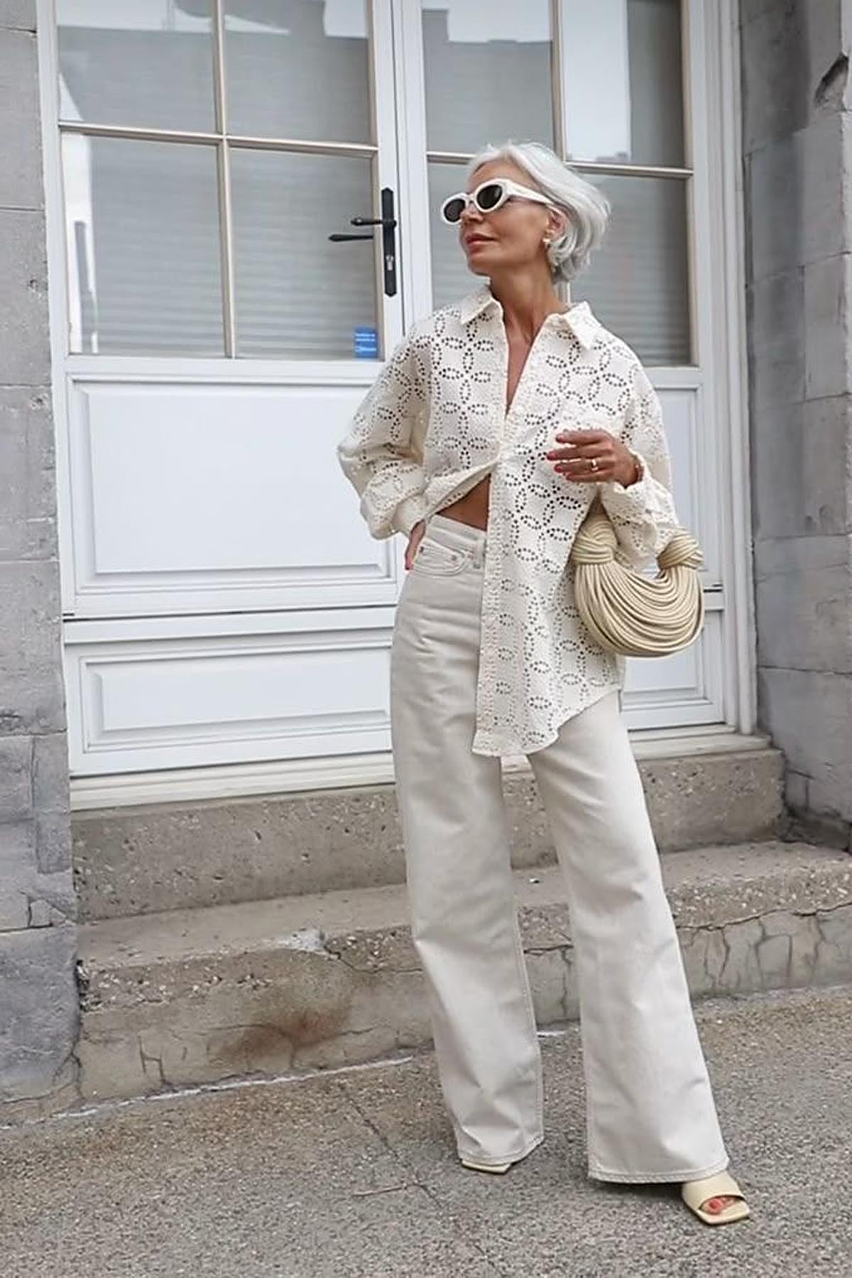 Influencer mayor de 50 con camisa perforada