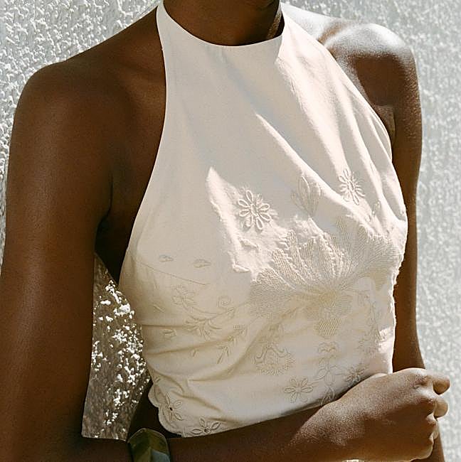 Top con bordados de Zara (22,99 euros)
