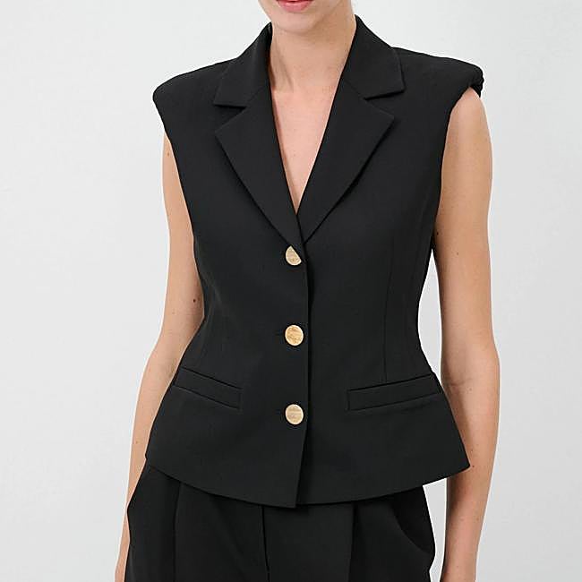 Chaleco negro corto de adL, 119,95 euros.