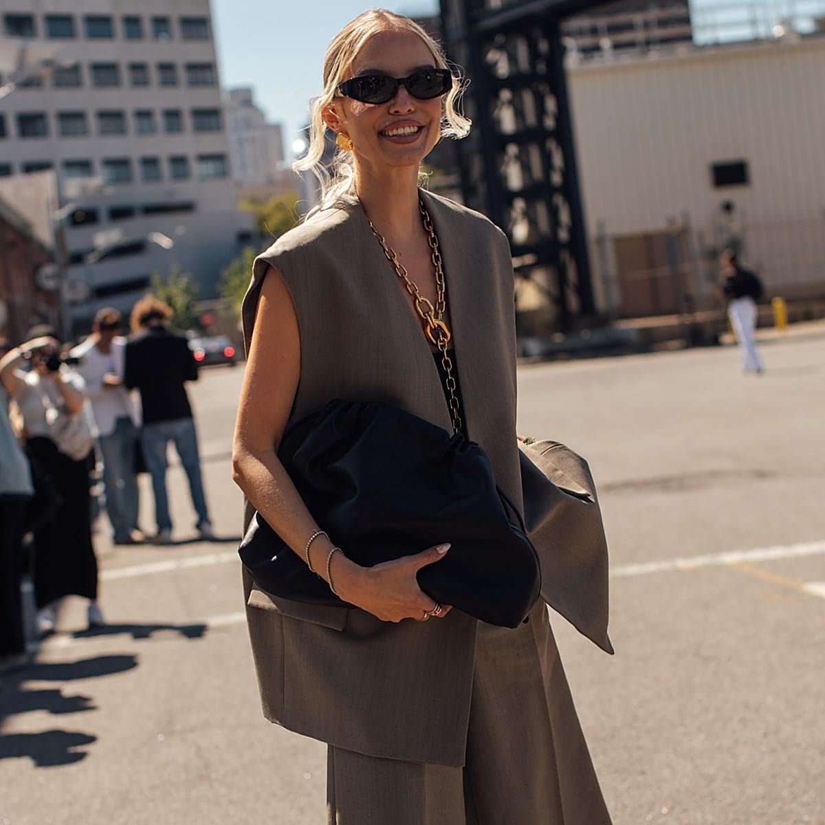 Mujer con chaleco sastre elegante, look veraniego fresco y moderno.