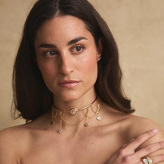 Choker con abalorios en latón bañado en oro de Dosprimeras.