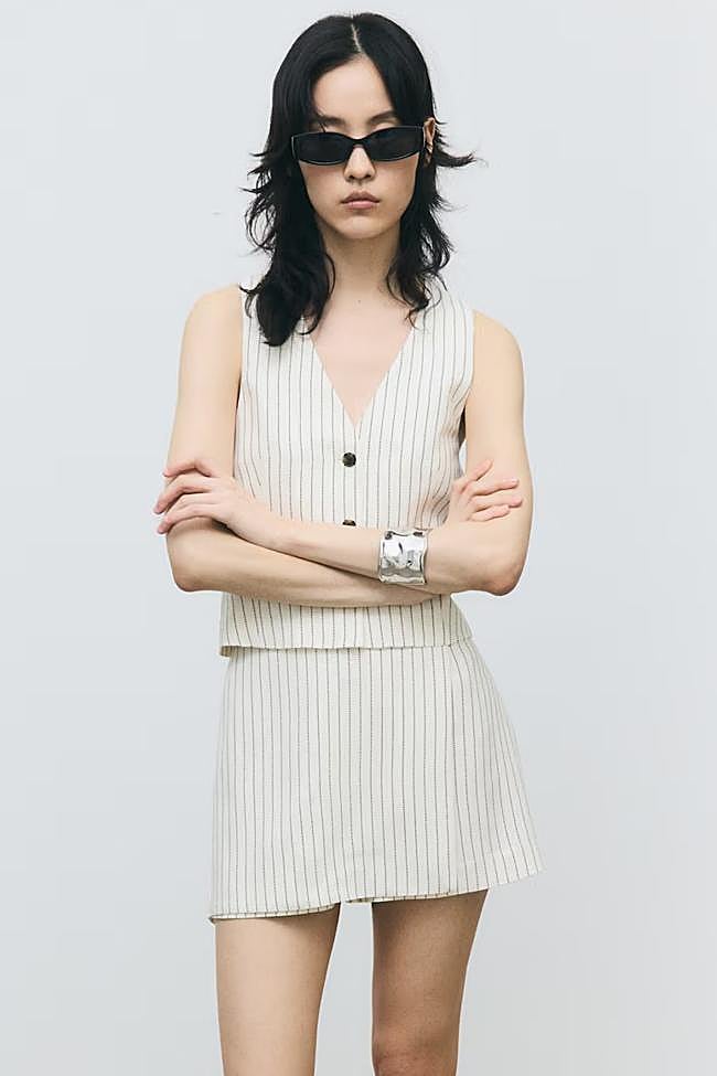 Chaleco corto (19,99€) y Falda pantalón cruzada (19,99€)