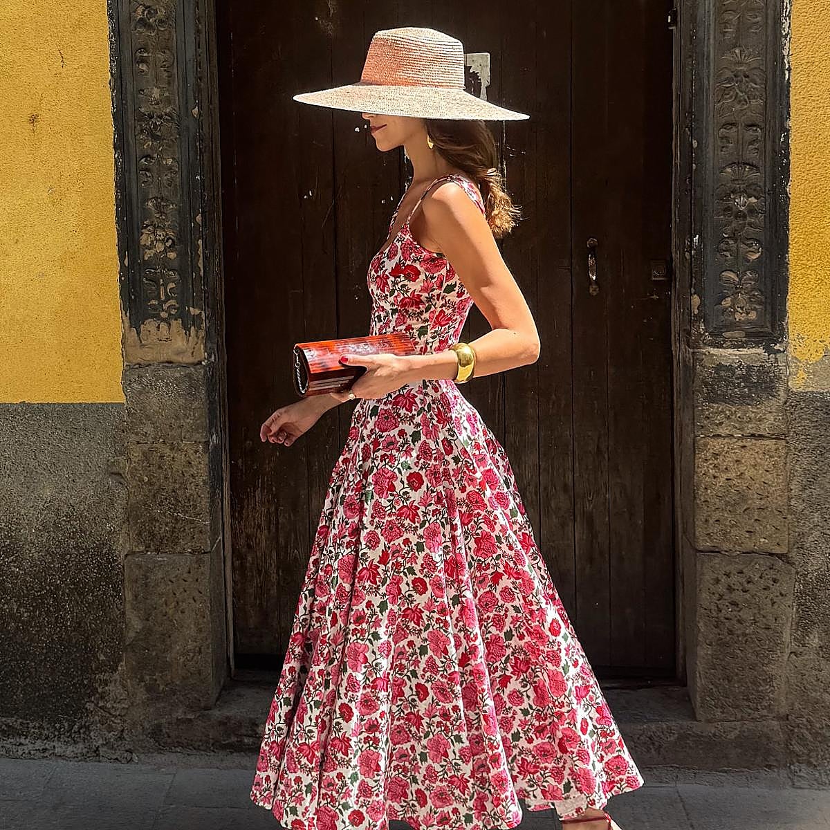 Mujer con vestido estampado veraniego, estilo fresco y juvenil.