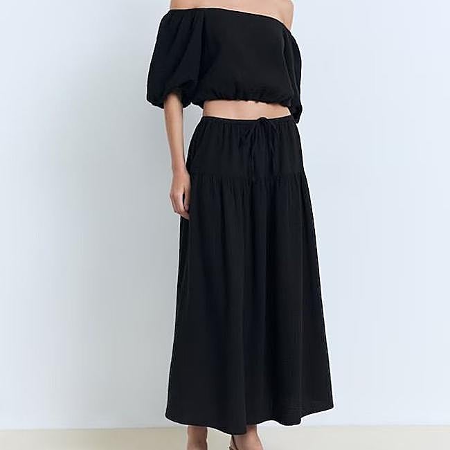 Falda negra con vuelo