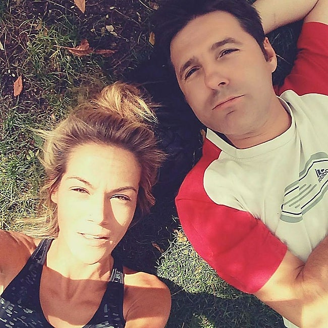 El presentador de Malas Lenguas junto a su novia, Rocío Delgado.