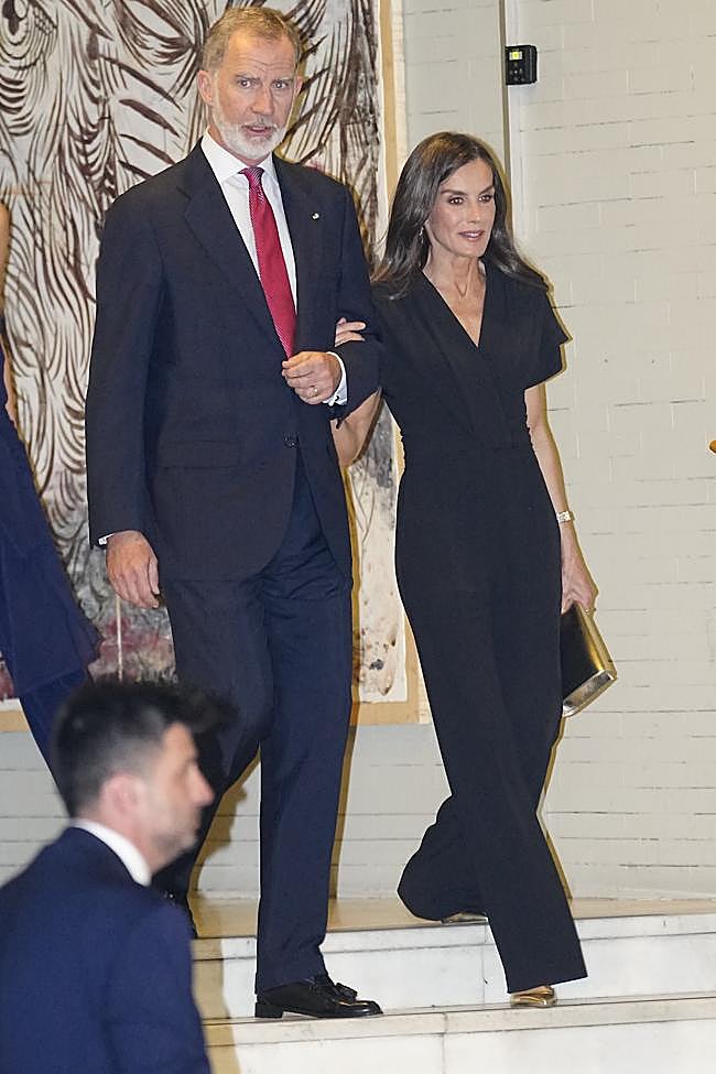 El rey Felipe y la reina Letizia con mono negro en los Premios Internacionales «Rey de España» de Periodismo 2025.