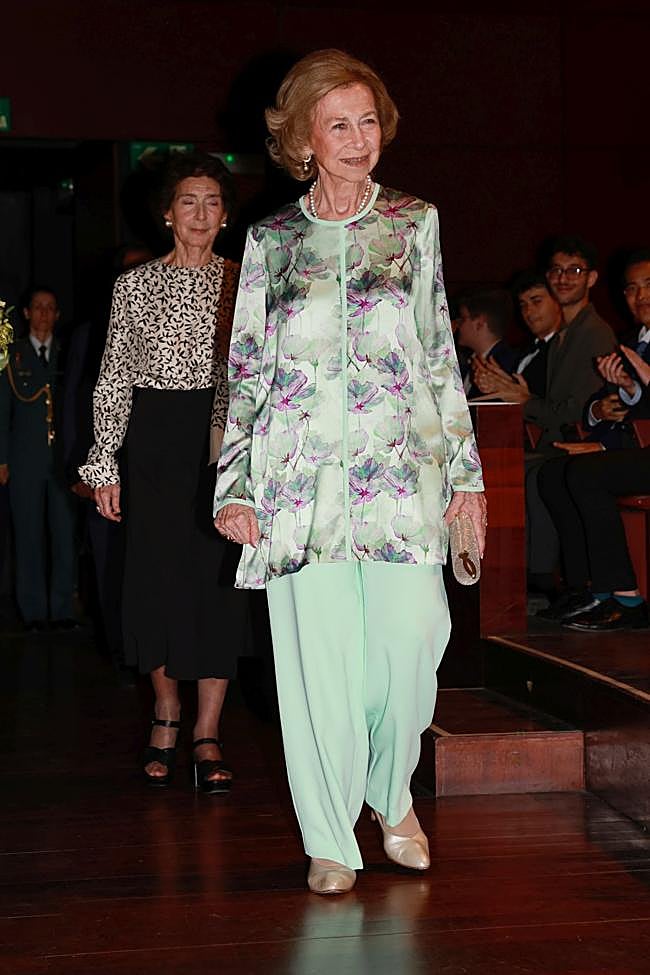 La reina Sofía con una blusa de flores.