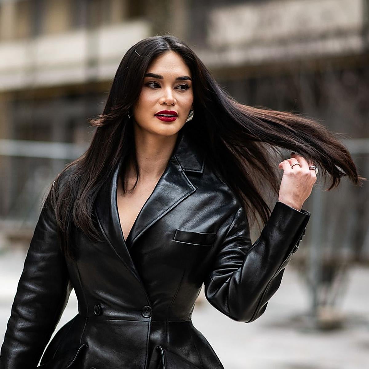 Influencer con pelo largo y brillante