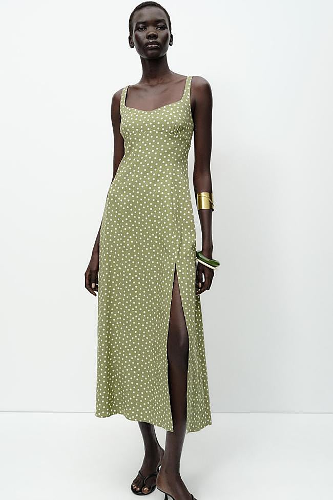 Vestido estampado con lunares de Zara (29,99 euros)