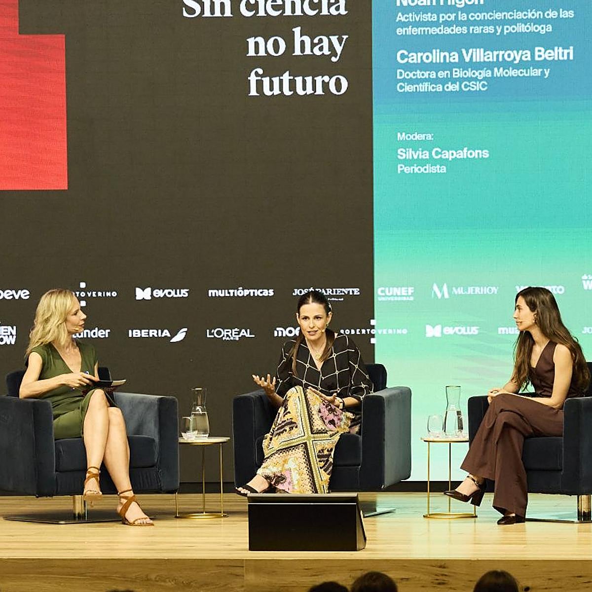 La periodista Silvia Capafons con Noah Higón, jurista, politóloga y activista, y con Carolina Villarroya Beltri, científica del CSIC distinguida por el programa L'Oréal-Unesco For Women in Science.