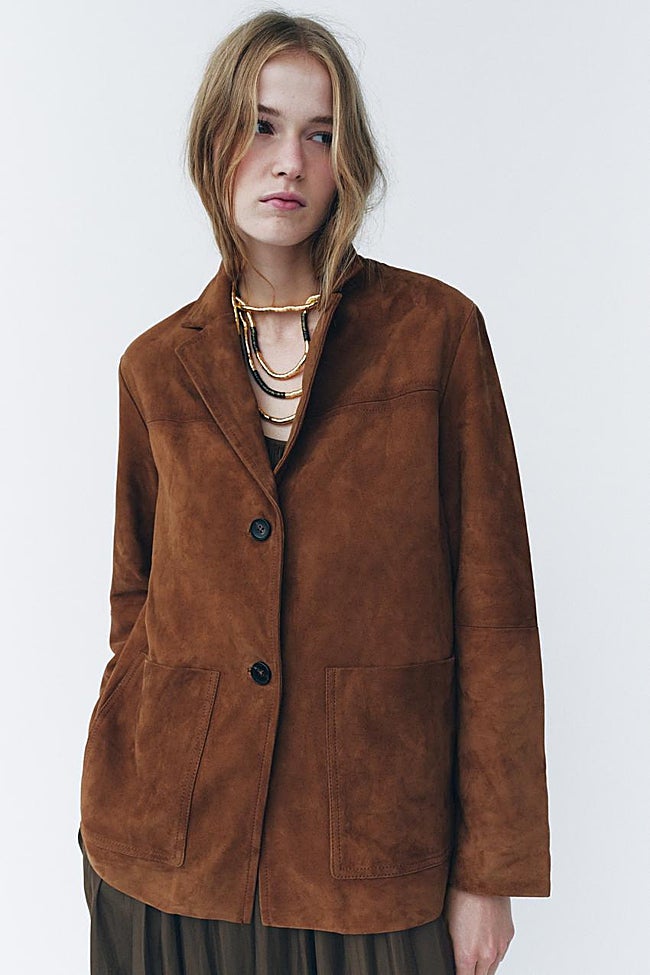 Blazer de ante marrón.