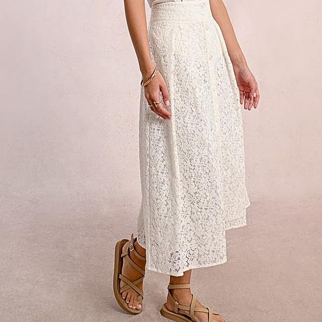 Falda de encaje con vuelo