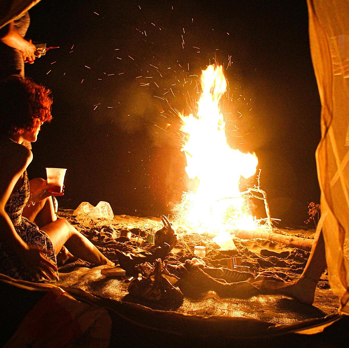 Hogueras en la playa, una de las tradiciones principales de la Noche de San Juan