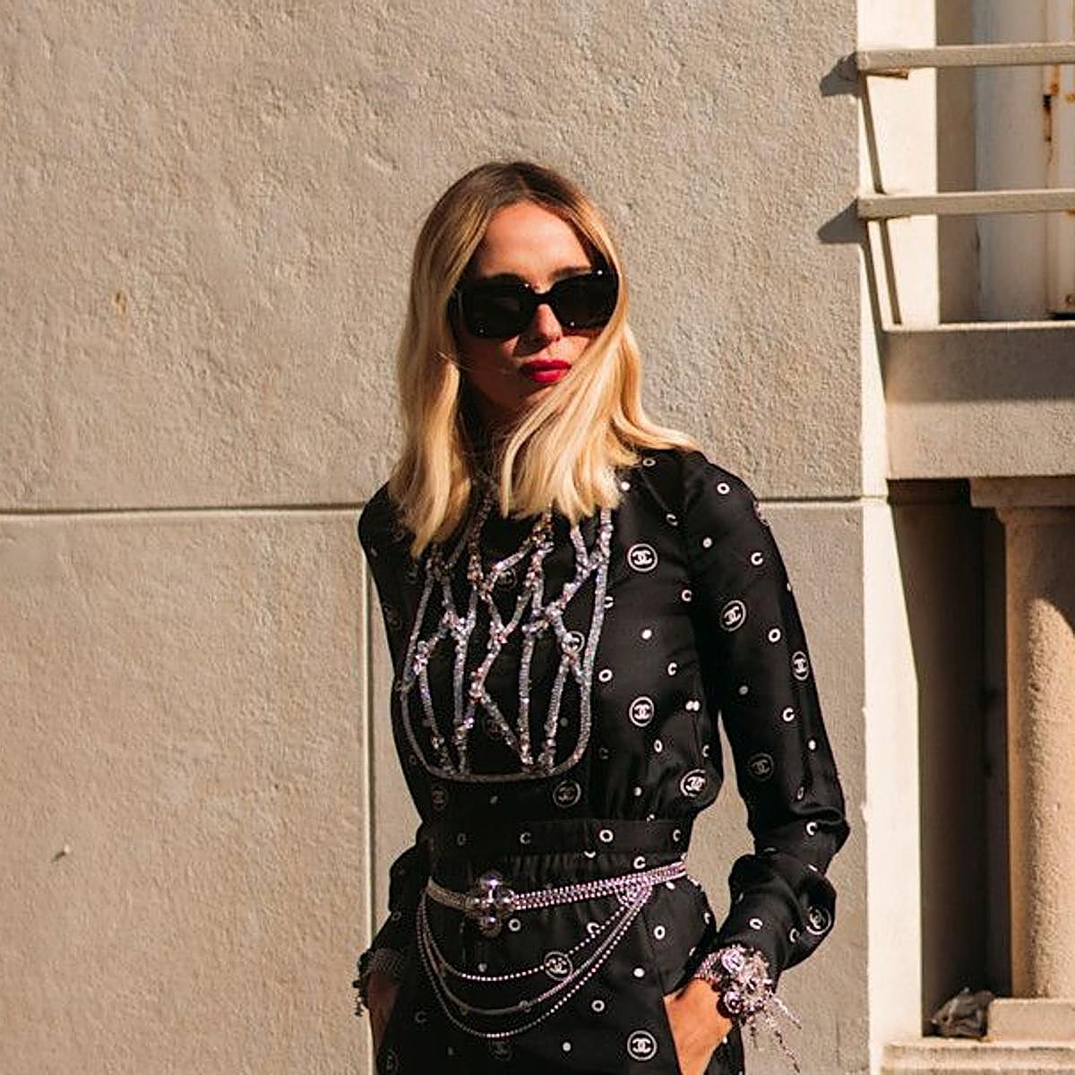 Influencer con cabello luminoso