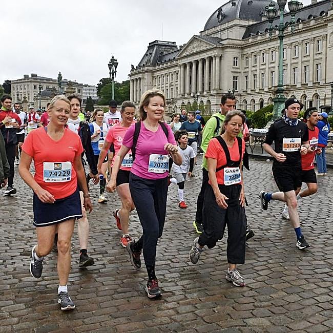 La reina Matilde, durante la carrera que recorre Bruselas cada año.